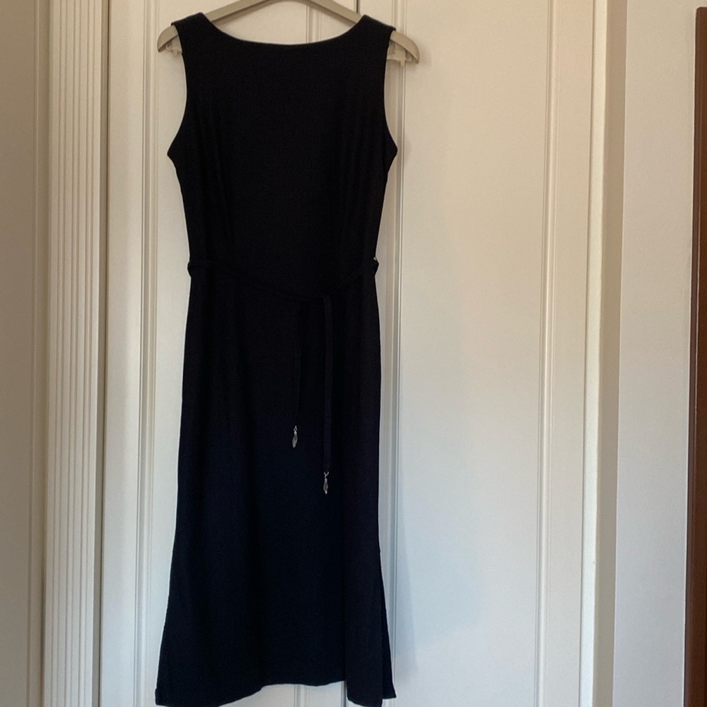 REITMAN’S SLEEVELESS BLACK MIDI DRESS .